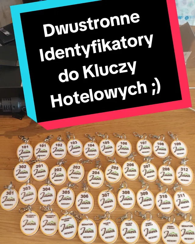 Zawieszki hotelowe z numerami pokoi